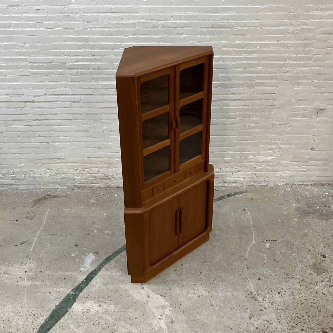 Vintage Corner Cabinet Dyrlund