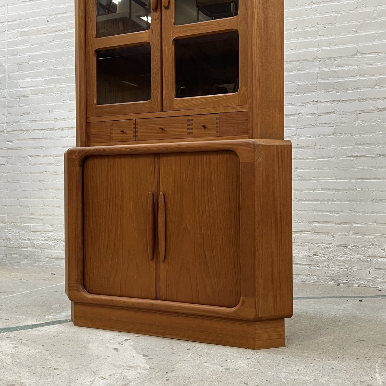 Vintage Corner Cabinet Dyrlund
