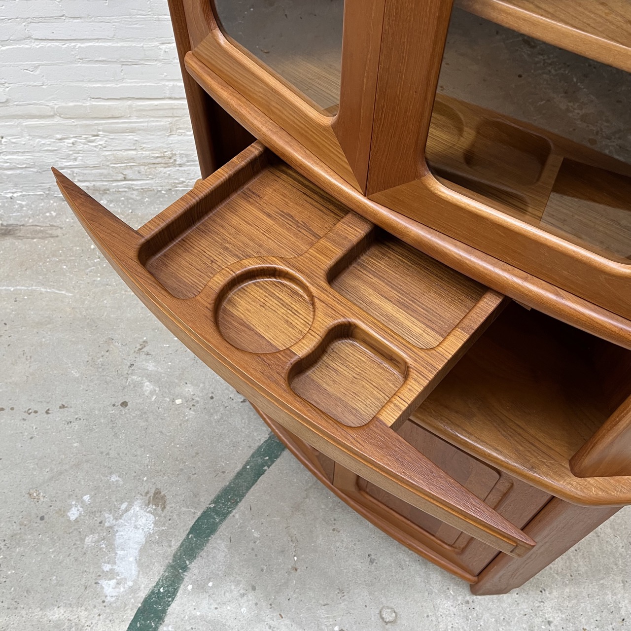 Vintage Corner Cabinet Dyrlund