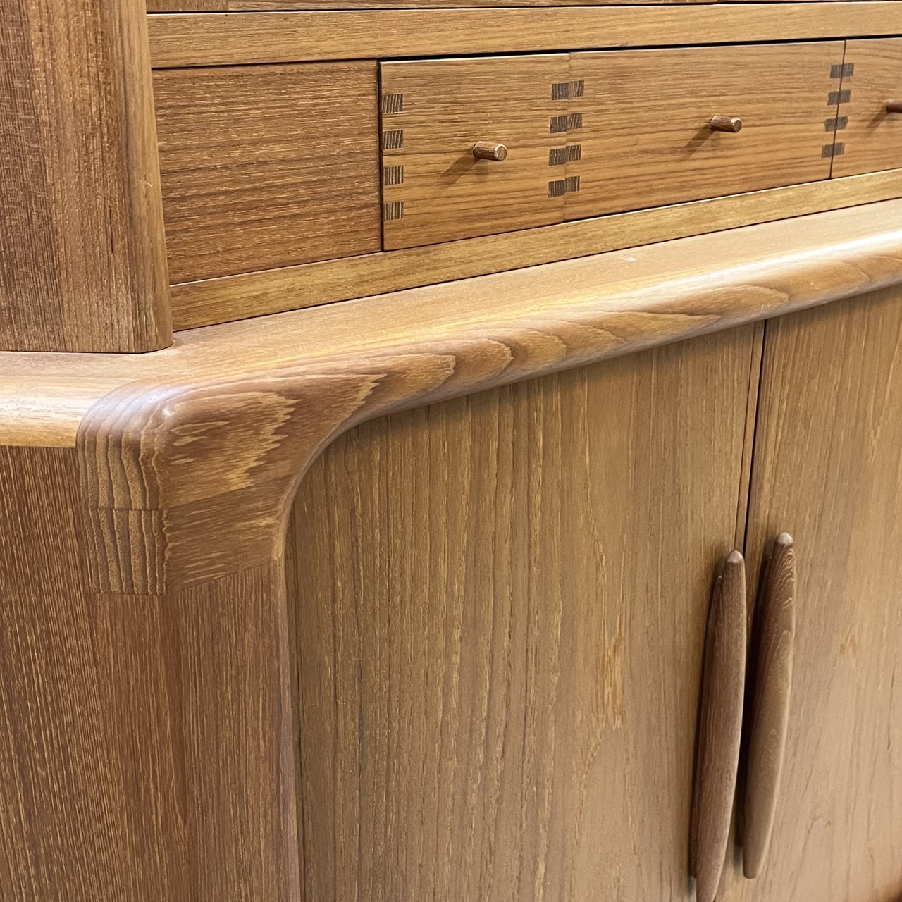 Vintage Corner Cabinet Dyrlund