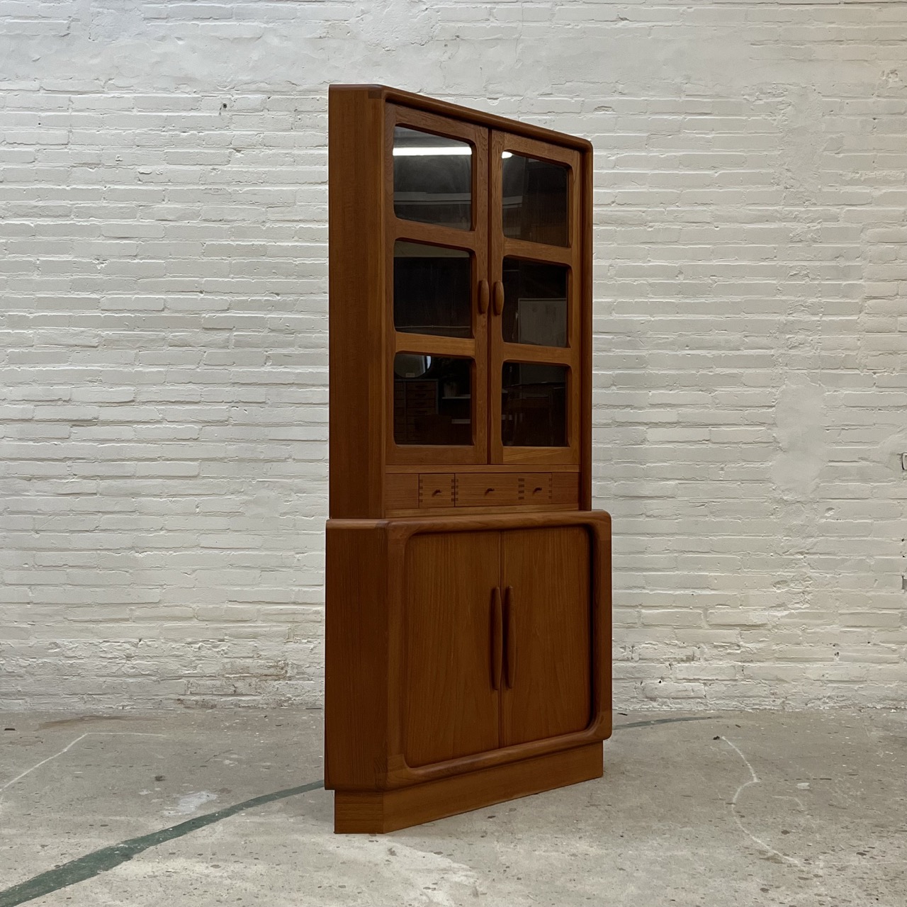 Vintage Corner Cabinet Dyrlund