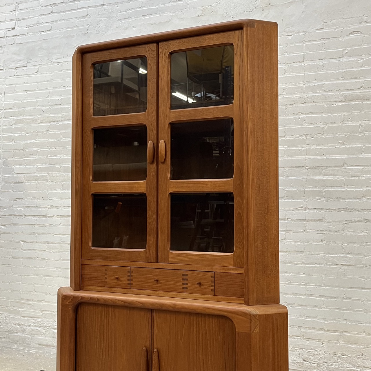 Vintage Corner Cabinet Dyrlund