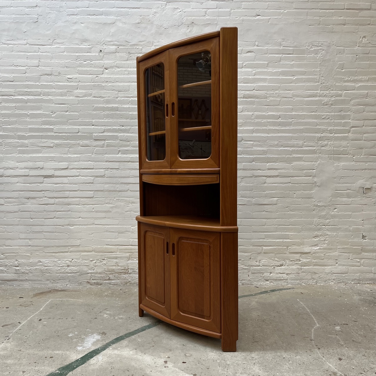 Vintage Corner Cabinet Dyrlund
