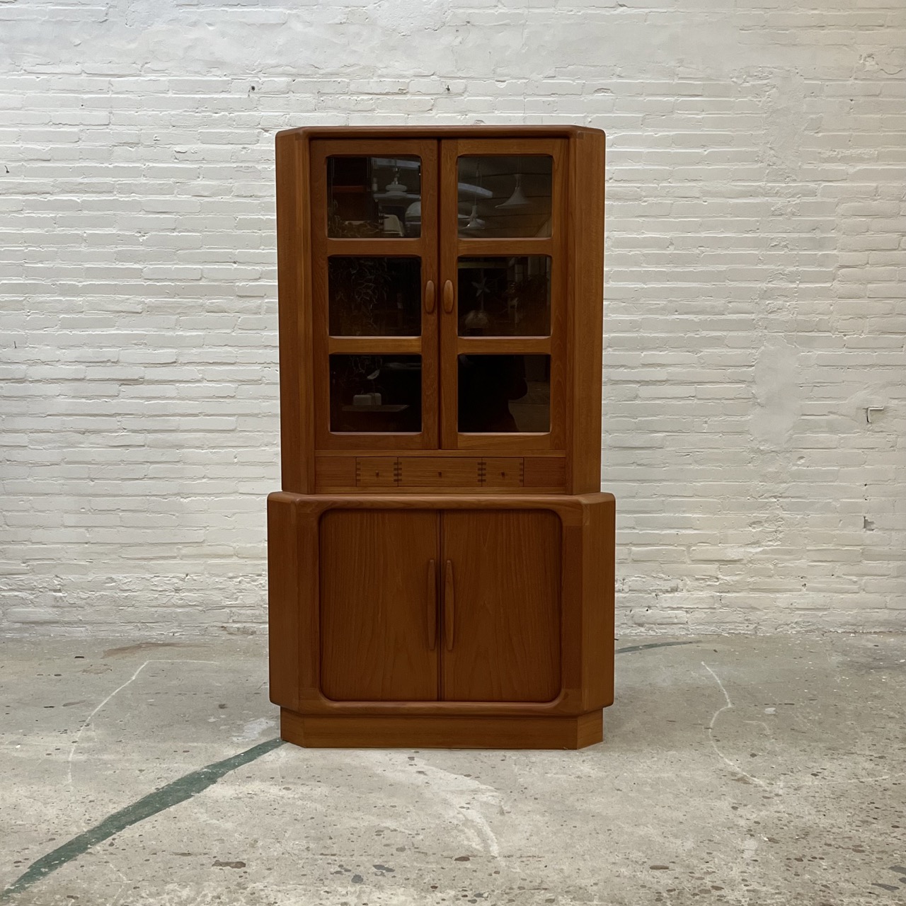 Vintage Corner Cabinet Dyrlund
