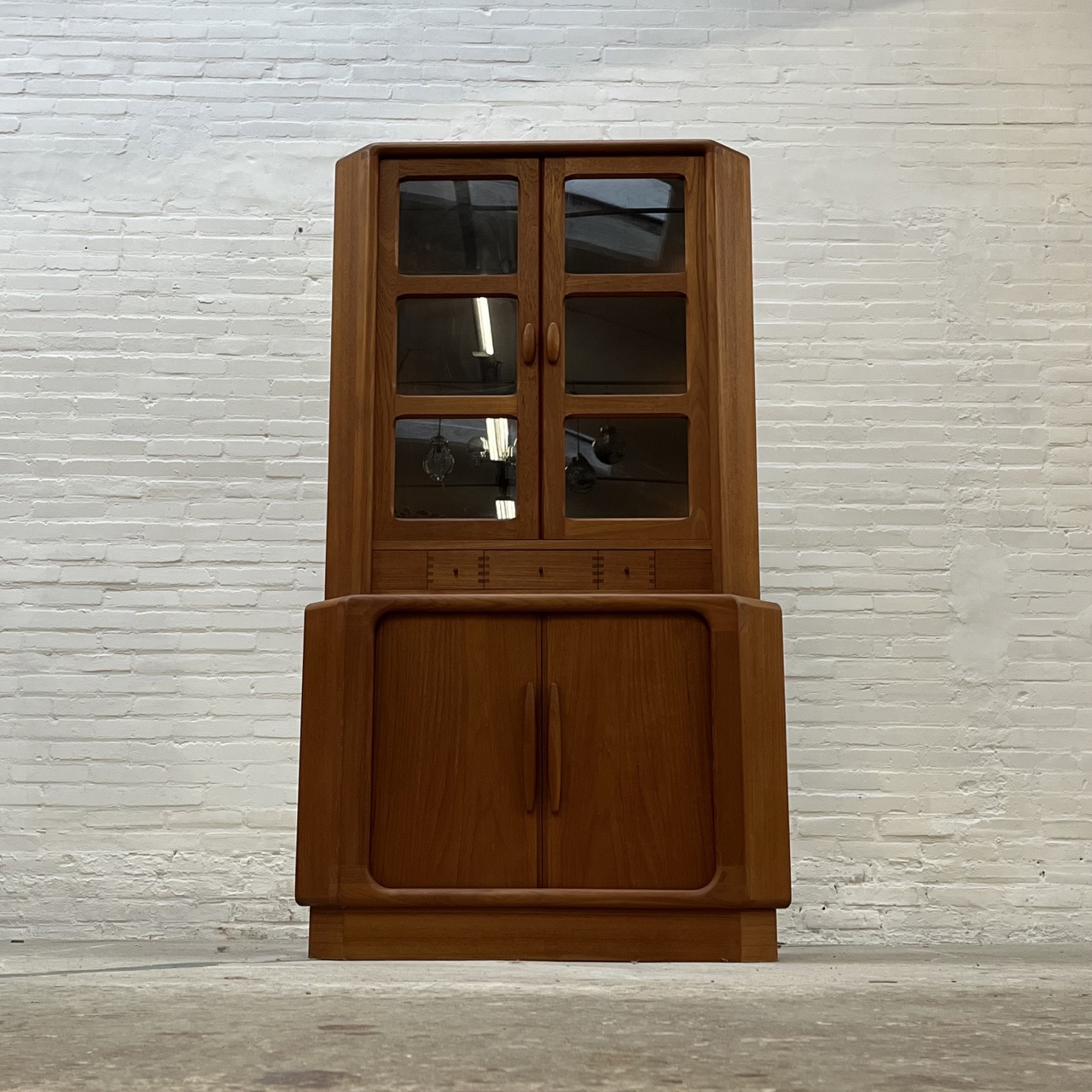 Vintage Corner Cabinet Dyrlund