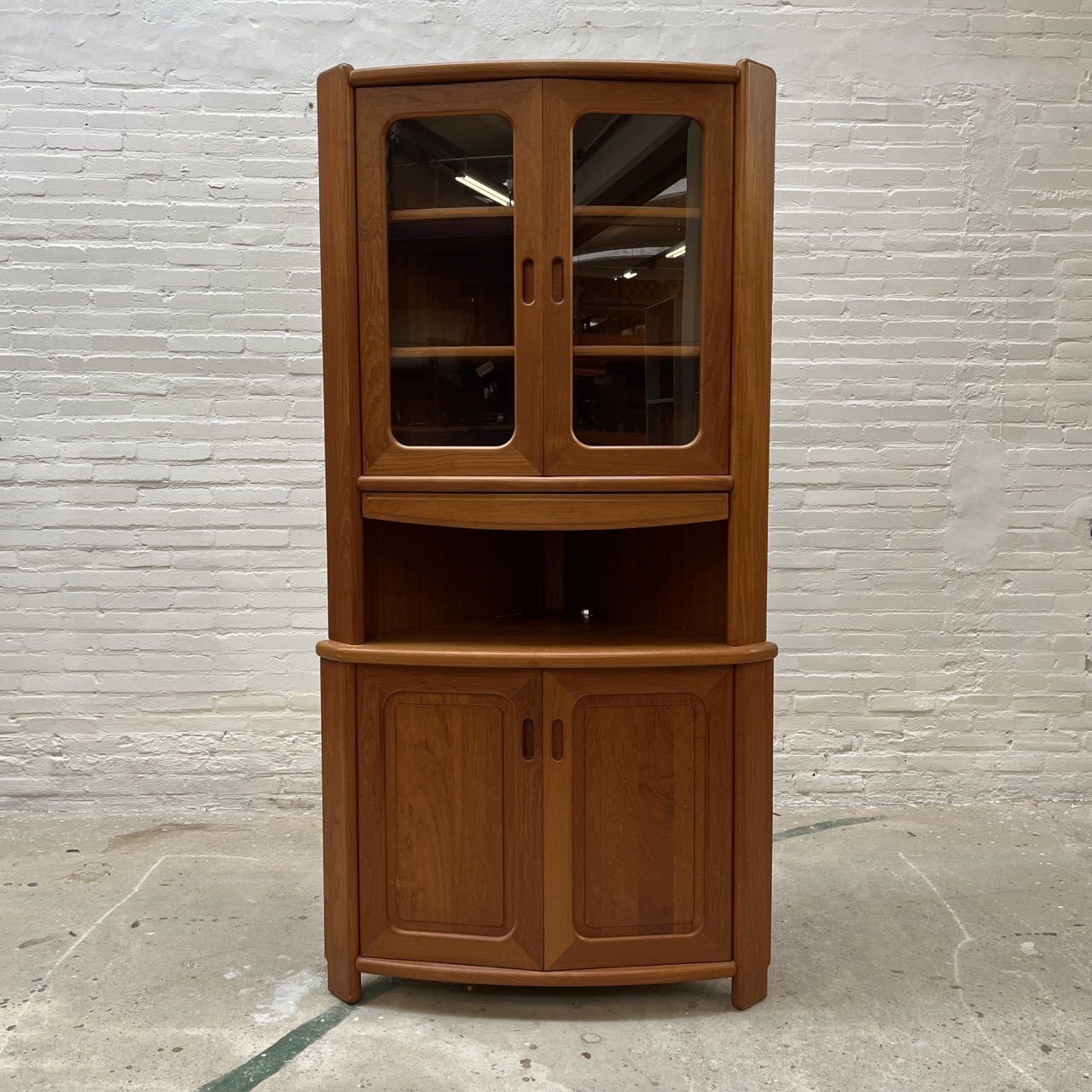 Vintage Corner Cabinet Dyrlund