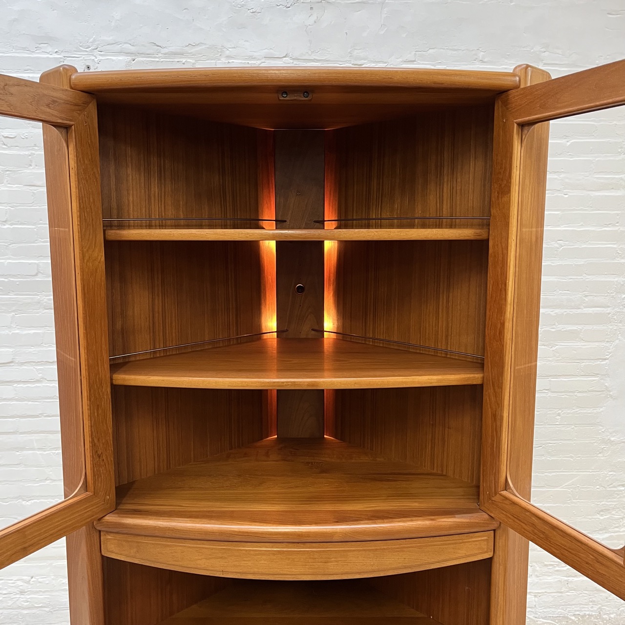 Vintage Corner Cabinet Dyrlund