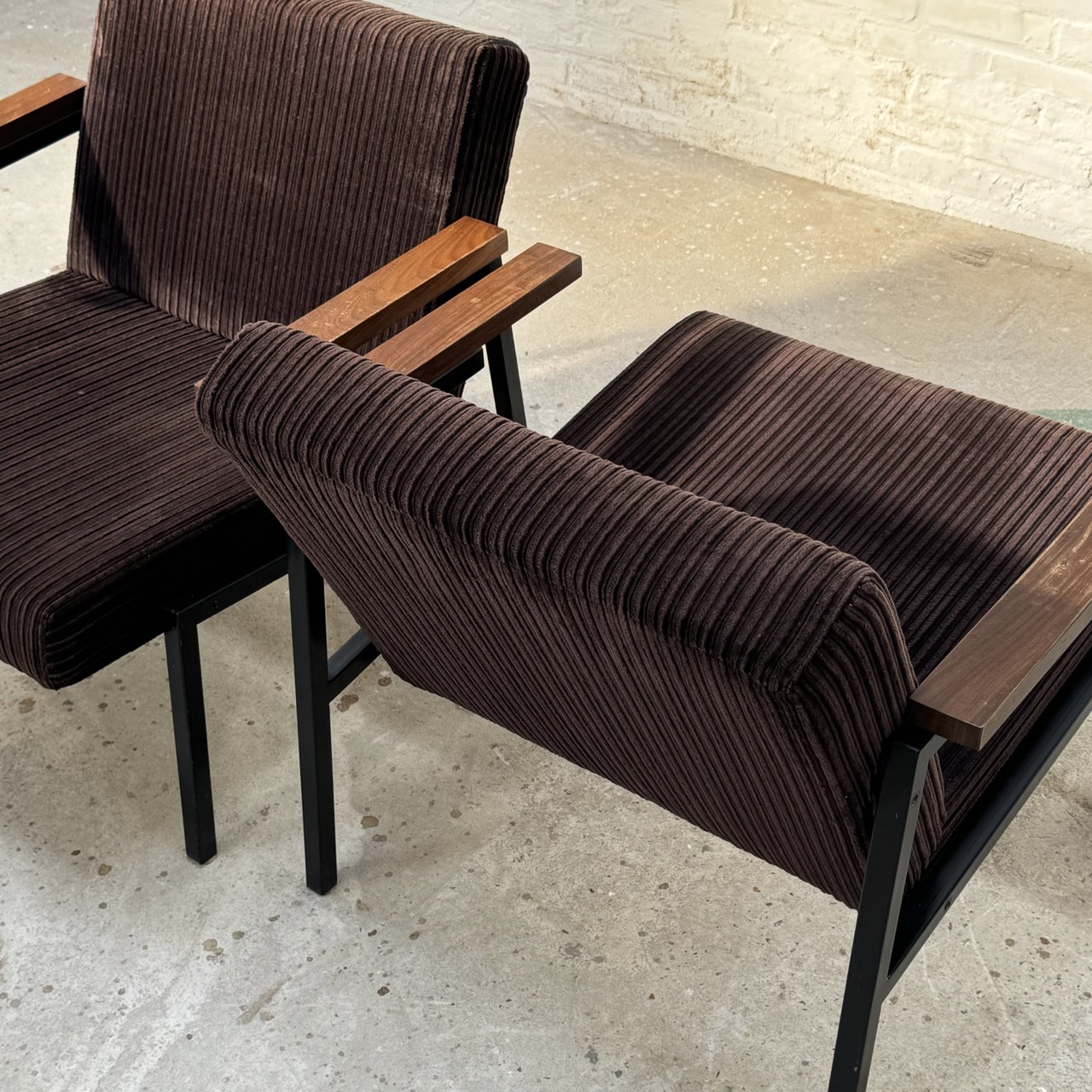 "SZ66" Lounge Chairs 