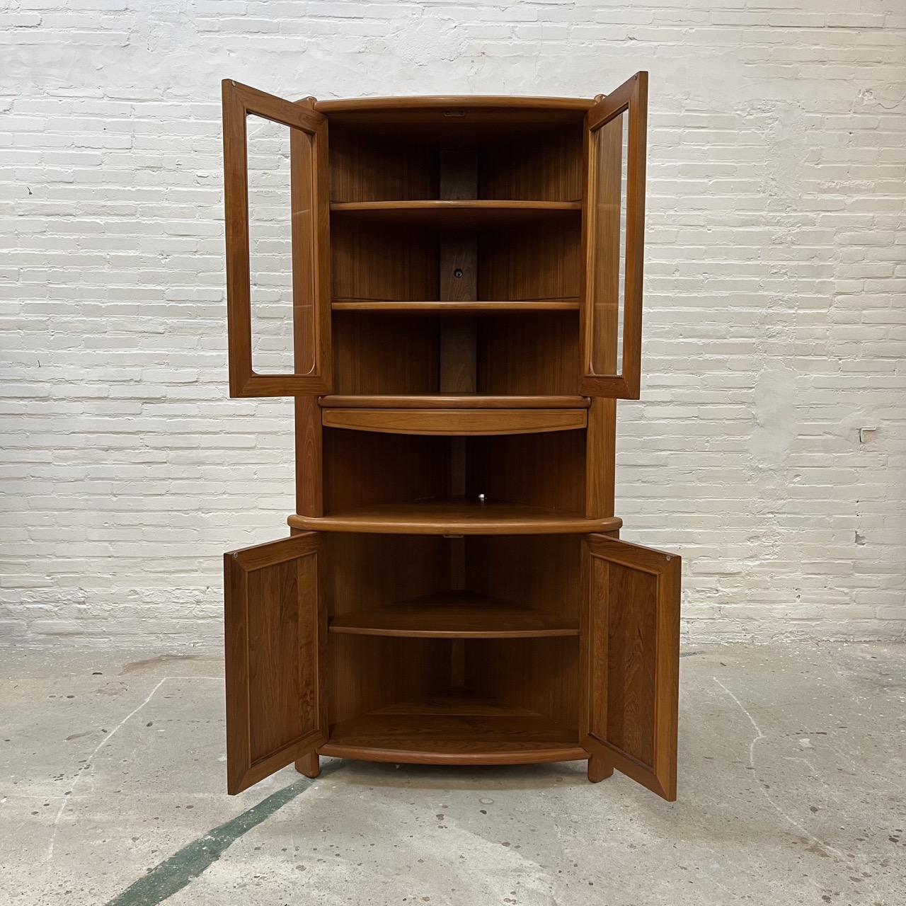 Vintage Corner Cabinet Dyrlund