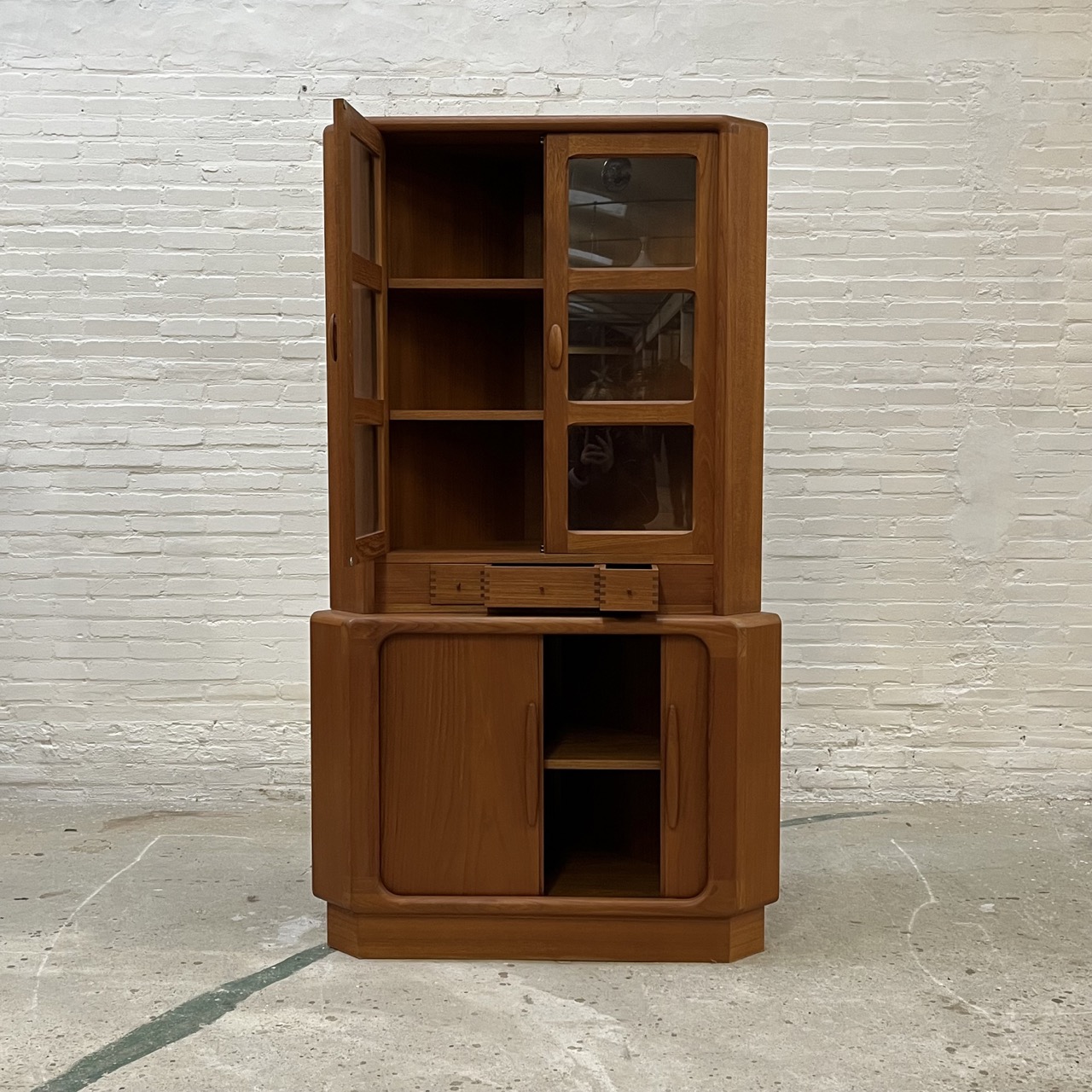 Vintage Corner Cabinet Dyrlund