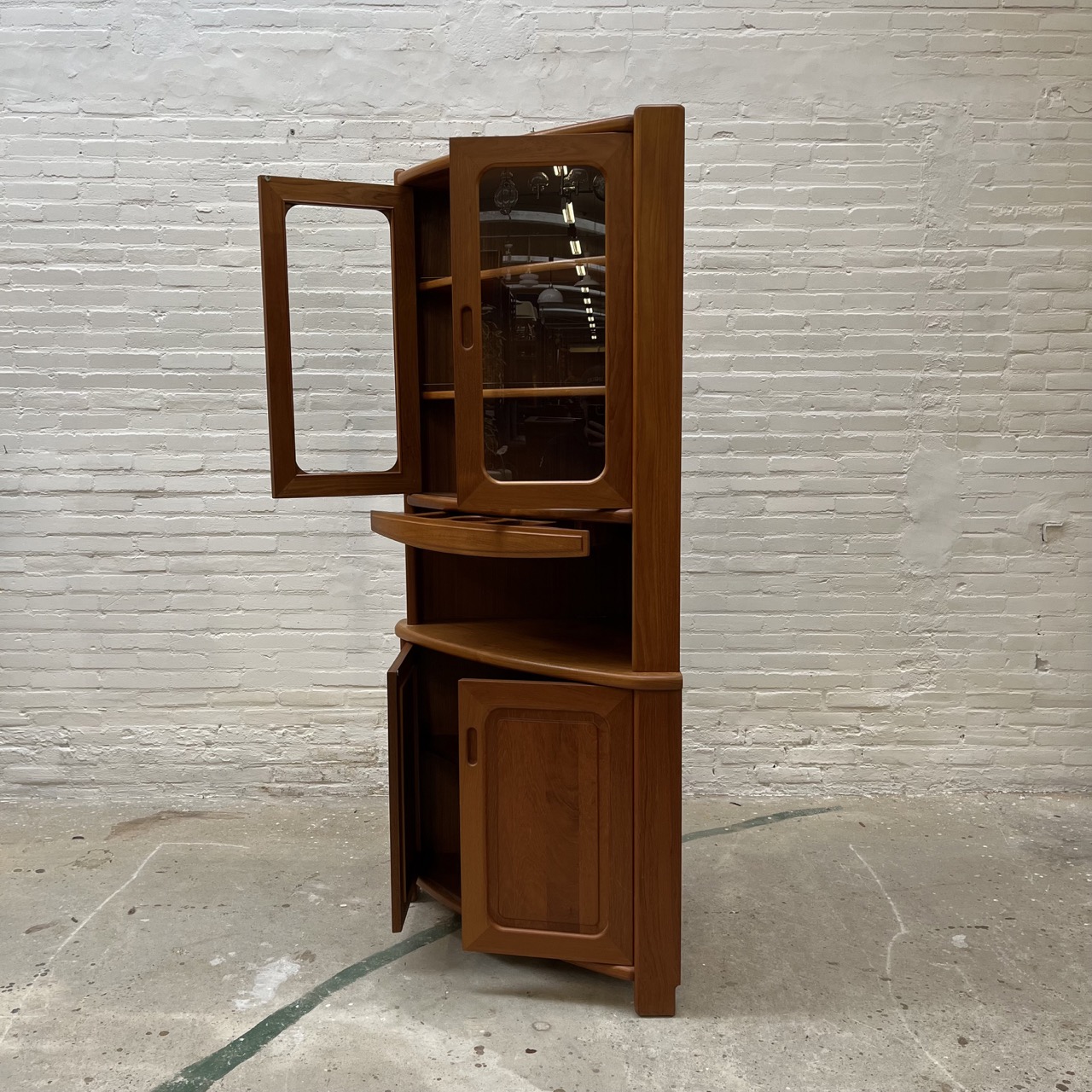 Vintage Corner Cabinet Dyrlund