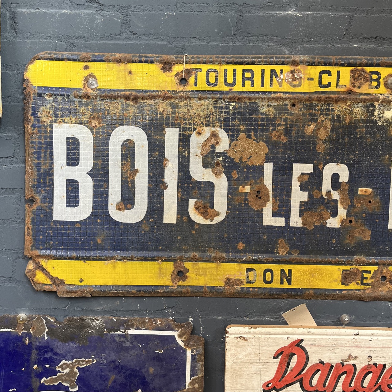Enamel "BOIS LES PARGNY"