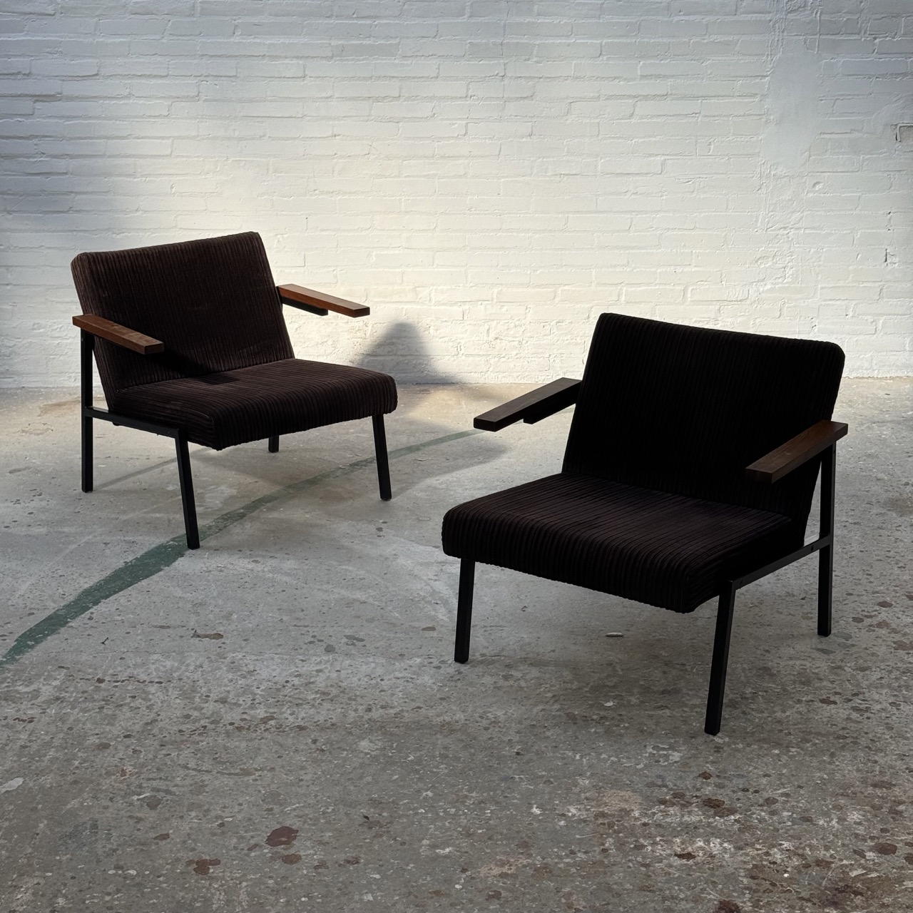 "SZ66" Lounge Chairs 