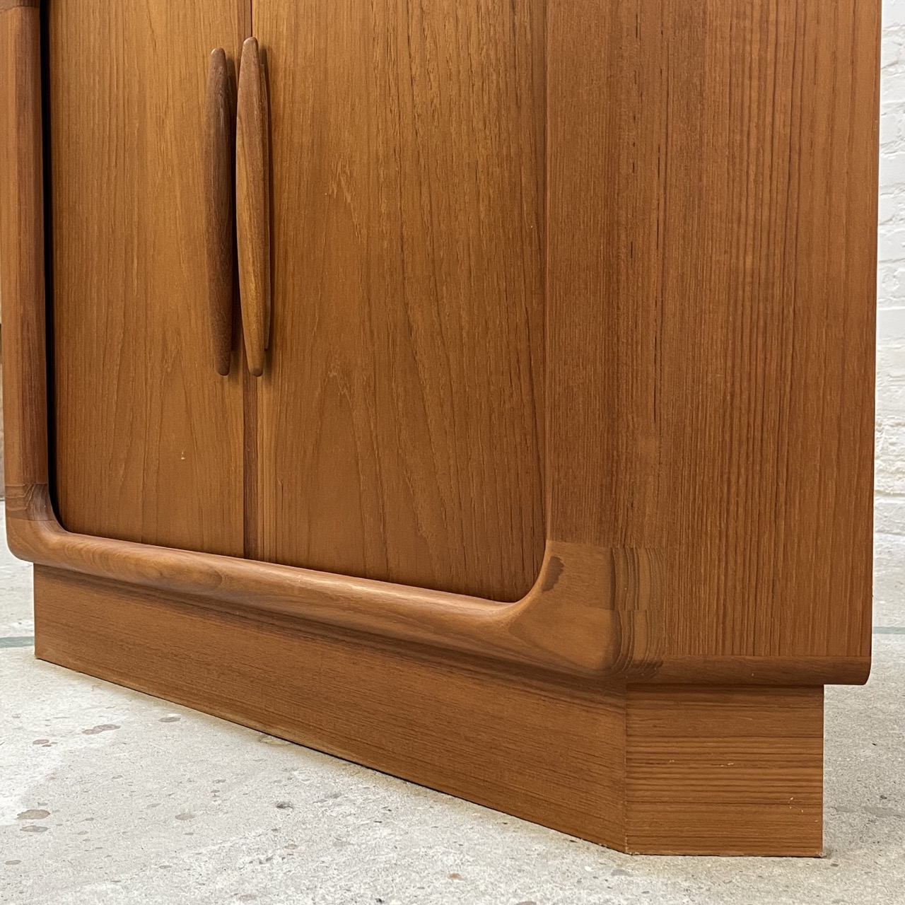 Vintage Corner Cabinet Dyrlund
